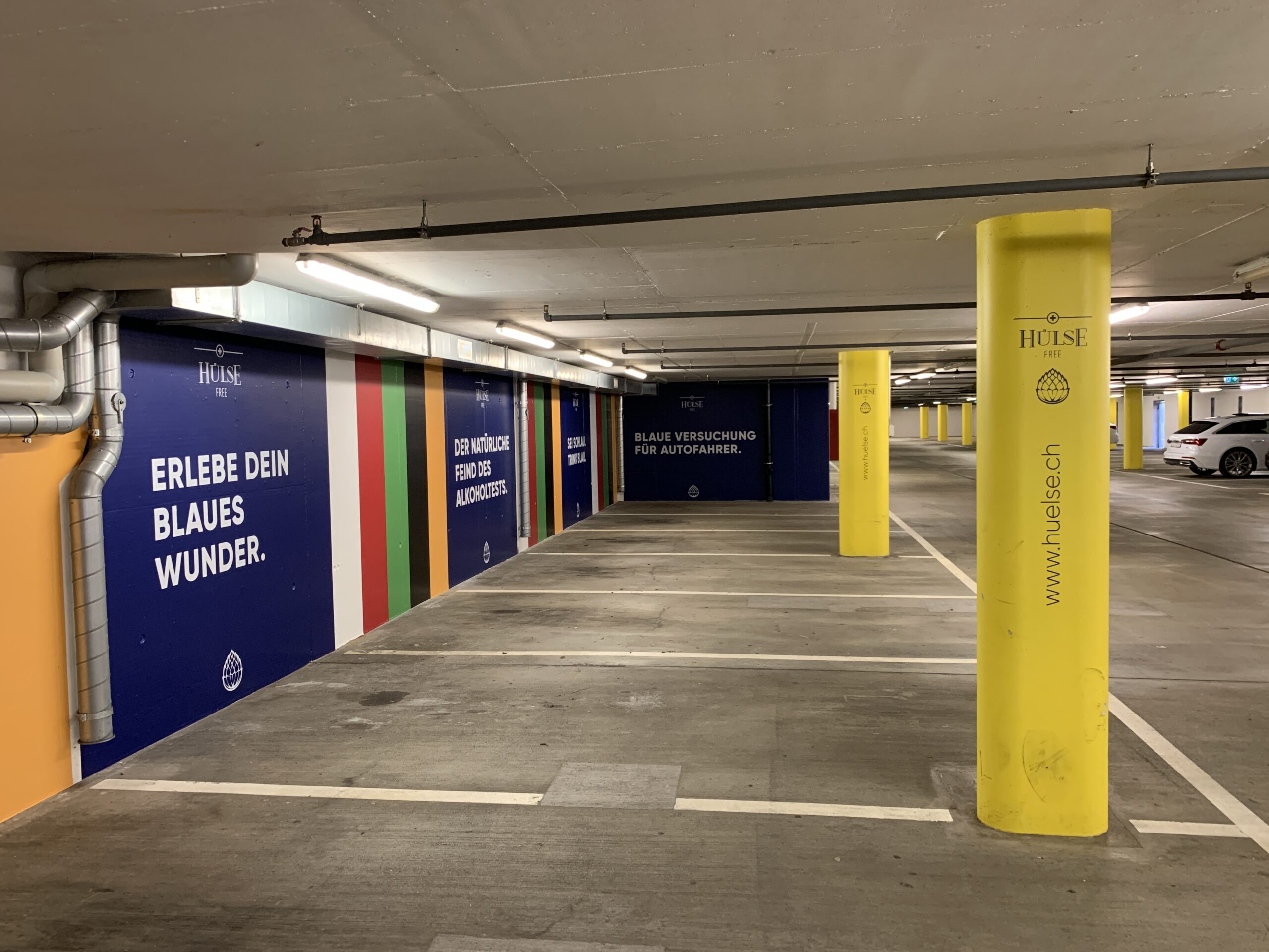 parkhaus-saeulenwerbung